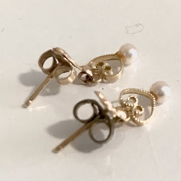 ⭐️HOST PICK⭐️ Vintage Gold heart drop earrings - Picture 3 of 4